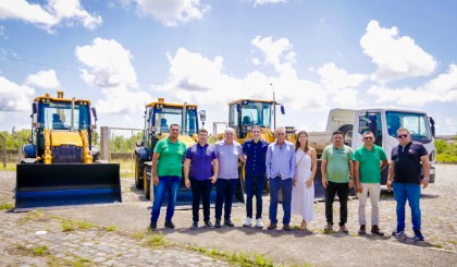 Deputado Hugo Motta entrega maquinrio para municpios da Paraba em solenidade na Codevasf